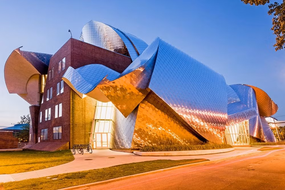 Tòa nhà với bức tường được bọc nhôm sáng choang ở New York, Mỹ. Ảnh: Brightside.