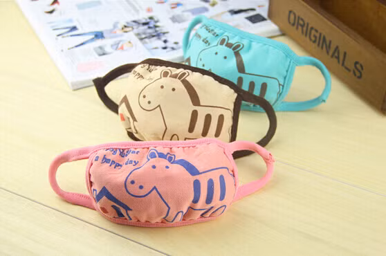 Đầu tiên, bạn nên lựa chọn những loại khẩu trang có hình thù ngộ nghĩnh để khuyến khích trẻ sử dụng. Có rất nhiều loại khẩu trang trẻ em với mẫu mã khác nhau, các mẹ nên dẫn bé đi và để bé tự chọn cho mình.