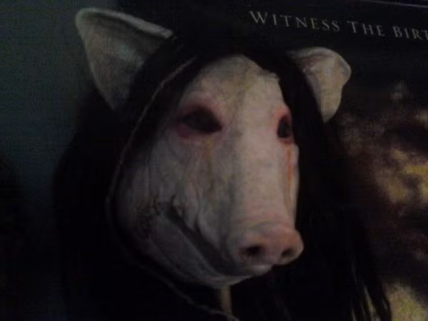 Bộ phim "Saw" có lẽ xứng đáng với danh hiệu bộ phim kinh dị ăn khách nhất mọi thời đại với rất nhiều tạo hình nhân vật gớm ghiếc gây ám ảnh cho người xem. Ảnh: Thewondrous.