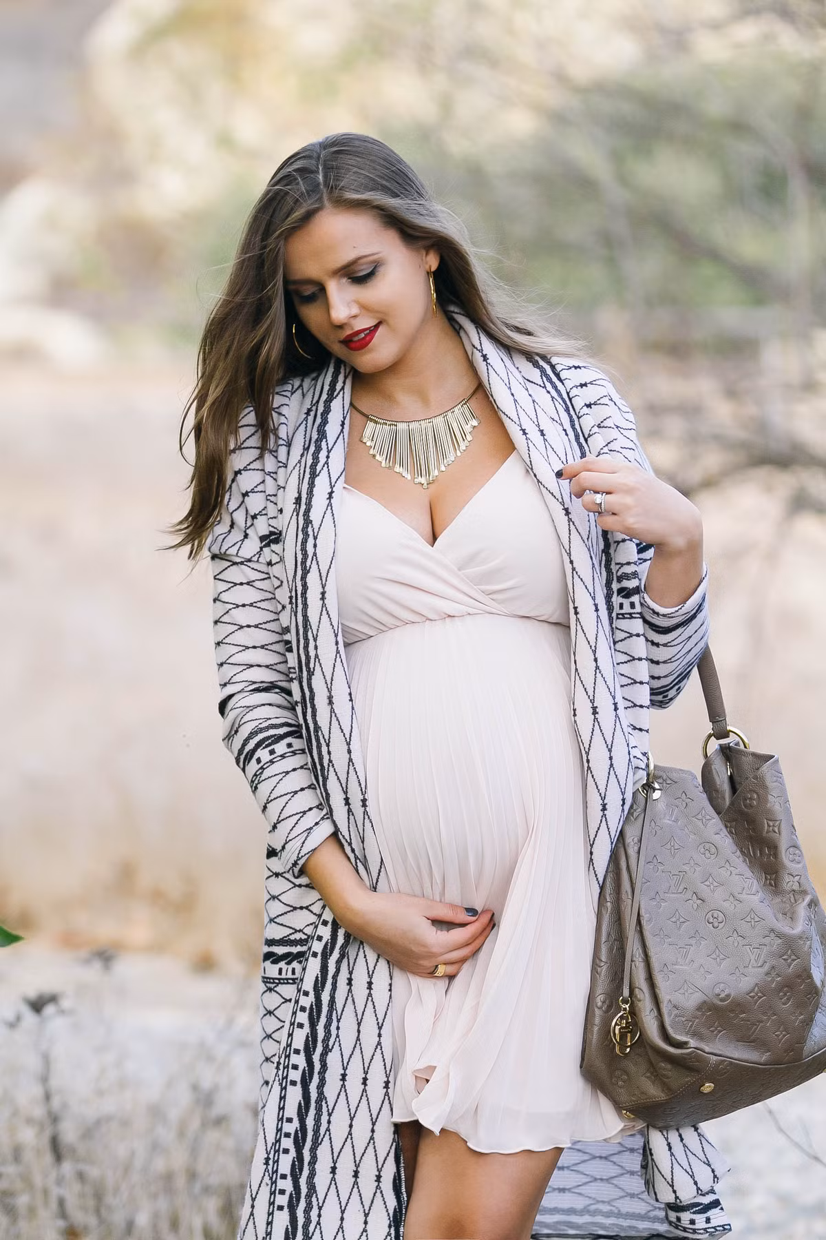 Các mẹ có thể kết hợp những chiếc áo choàng này với những mẫu váy bà bầu đơn giản thường thấy để đảm bảo được sự ấp ám và thoải mái trong những ngày đầu đông. Ảnh: PS.