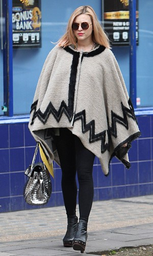 Áo choàng cánh dơi vốn dĩ rất rộng rãi và thoải mái, nếu bà bầu không quá tăng cân trong khi mang thai vẫn hoàn toàn có thể mặc những chiếc áo choàng cũ từ thời con gái của mình. Ảnh: Glam.