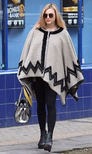 Áo choàng cánh dơi vốn dĩ rất rộng rãi và thoải mái, nếu bà bầu không quá tăng cân trong khi mang thai vẫn hoàn toàn có thể mặc những chiếc áo choàng cũ từ thời con gái của mình. Ảnh: Glam.