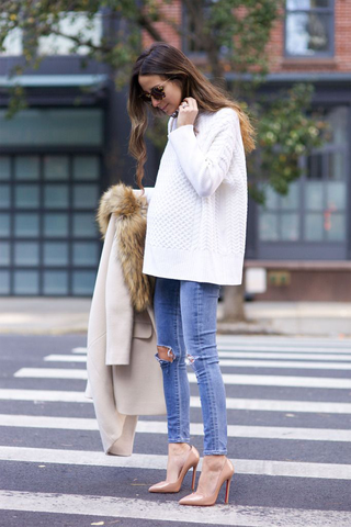 Áo len rộng bụng rất rộng rãi và thoải mái nhưng vẫn đảm bảo được sự ấm áp cho bà bầu. Nếu khéo léo trong việc mặc, chiếc áo len rộng còn che đi bụng bầu 5 tháng. Ảnh: Hilovely.