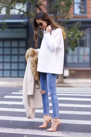 Áo len rộng bụng rất rộng rãi và thoải mái nhưng vẫn đảm bảo được sự ấm áp cho bà bầu. Nếu khéo léo trong việc mặc, chiếc áo len rộng còn che đi bụng bầu 5 tháng. Ảnh: Hilovely.