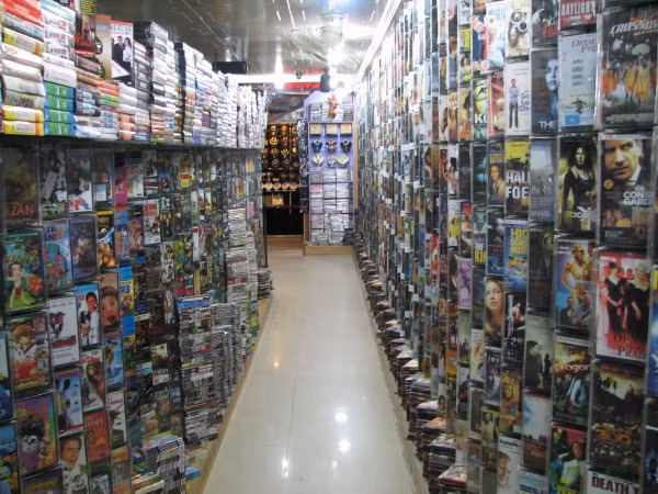 Những cửa hàng băng đĩa nhạc như thế này cũng đã và đang dần bị bóp chết bởi những nhà cung cấp online miễn phí trên mạng.