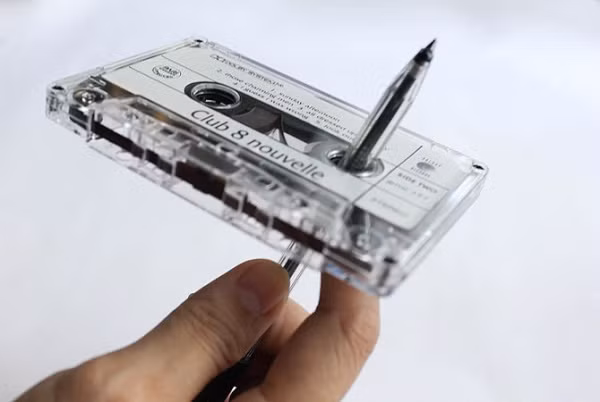 Dùng bút bi để "tua" lại băng cát-xét. Đã từng có rất nhiều người chinh phục được những môn ngoại ngữ khó nhằn với một chiếc đài cổ lỗ sĩ và những cuộn băng cũ mèm này, vậy nên các bạn trẻ thời nay đừng than khó, than khổ vì thế hệ cha anh các bạn lúc nào cũng khổ hơn gấp bội phần.