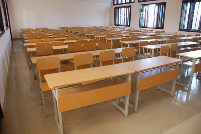 Mối nguy hiểm rình rập trẻ ở trường học phổ biến nhất đến từ chính những bộ bàn ghế mà các em thường ngày sử dụng với những cạnh nhọn, sắc rất dễ khiến các em bị thương khi chạy nhảy va vào. Ảnh: Xuanhoa.