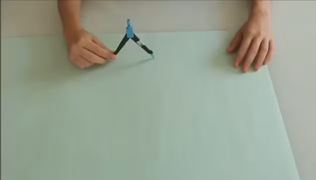 Những đồ dùng học tập như compa với đầu nhọn rất dễ gây chấn thương cho các bé trong quá trình sử dụng hoặc trong lúc nô đùa. Ảnh: Giadinhvietnam.