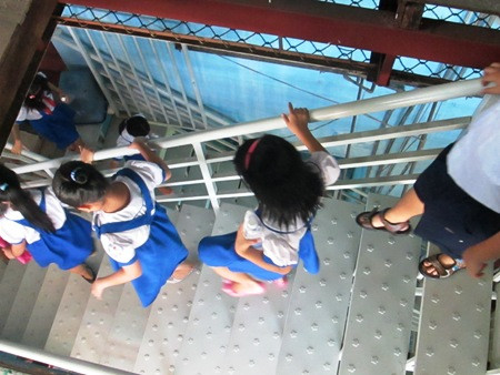 Mối nguy hiểm khác đến từ cầu thang, việc trẻ em nô đùa nghịch ngợm bị ngã cầu thang rất hay xảy ra ở trường học và hậu quả có thể rất nghiêm trọng. Ảnh: Dantri.