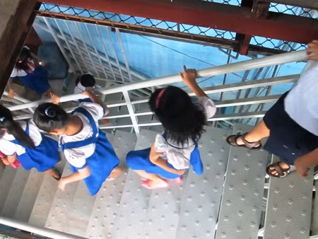 Mối nguy hiểm khác đến từ cầu thang, việc trẻ em nô đùa nghịch ngợm bị ngã cầu thang rất hay xảy ra ở trường học và hậu quả có thể rất nghiêm trọng. Ảnh: Dantri.