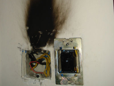 Ổ điện ở lớp học cũng là nơi rất nguy hiểm với các bé vì phải chịu tải liên tục trong thời gian dài nên những ổ điện này có nguy cơ cháy nổ bất cứ lúc nào gây nguy hiểm cho trẻ em khi chẳng may đang đứng gần đó. Ảnh: ALFA.