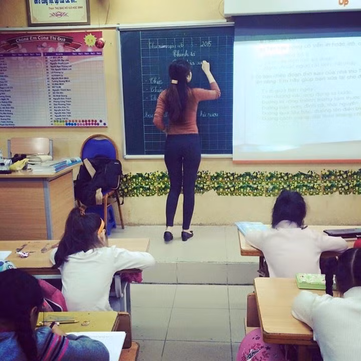 Tương tự, bục giảng cũng là nơi dễ gây chấn thương và nguy hiểm cho trẻ em. Với những góc cạnh rất sắc khiến các bé dễ bị vấp ngã hoặc nguy hiểm hơn là ngã đập đầu vào cạnh bục giảng. Ảnh: Soha.