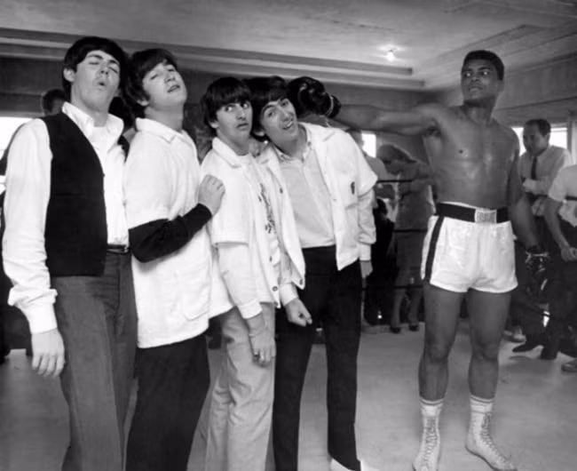 Ban nhạc nổi tiếng The Beatles tạo dáng với Muhammad Ali. Bức ảnh được chụp vào năm 1964. Ảnh: Brightside.