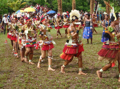 Chính phủ Papua Guinea coi tộc người Trobriand là một nhóm người đặc biệt, họ không chịu ảnh hưởng bởi luật pháp của quốc gia này nhất là những quy định về quan hệ tình dục với trẻ em.