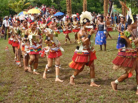 Chính phủ Papua Guinea coi tộc người Trobriand là một nhóm người đặc biệt, họ không chịu ảnh hưởng bởi luật pháp của quốc gia này nhất là những quy định về quan hệ tình dục với trẻ em.