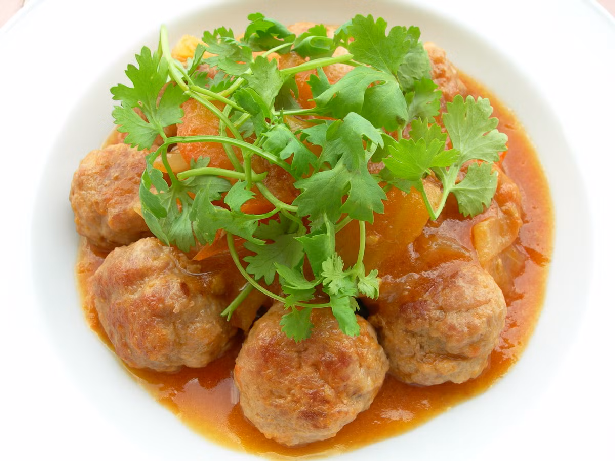 Cà chua sốt thịt: Trong cà chua có chứa nhiều vitamin C, K và kali. Đặc biệt, cà chua có chứa rất nhiều nước và chất xơ. Thịt băm viên sốt cà chua giúp món thịt đỡ khô để trẻ dễ ăn hơn, ngoài ra cũng có thể sốt cùng thịt lợn miếng thái nhỏ hoặc nấu canh cà chua thịt rất tốt cho những bé vừa ốm dậy vì có tác dụng bù nước nhanh.