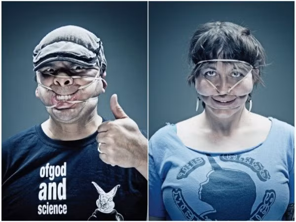 Ngoài bộ ảnh quấn dây chun lên mặt, trước đây ông cũng cho ra đời một bộ ảnh tương tự nhưng là cuốn băng dính.