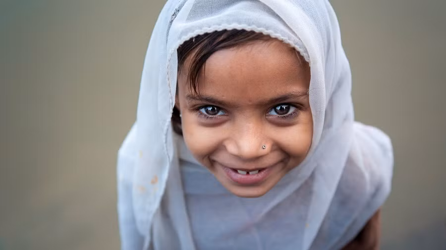 Bé gái Ấn Độ với nụ cười bẽn lẽn. Ảnh: Brightside.
