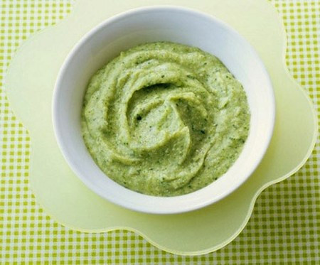 Bột thịt bò nấu cải bó xôi: Cải bó xôi chứa chất steroid tên khoa học là phutoecdy có tác dụng thúc đẩy sự sản xuất protein tự nhiên trong cơ thể, kèm theo lượng protein đã có sẵn trong thịt bò sẽ cực kỳ bổ dưỡng cho các bé.