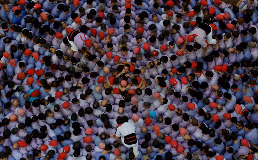 Cảnh tượng chân tháp với những người khỏe nhất được chọn làm "nền móng" cho tòa tháp người 9 tầng sắp được xây lên.