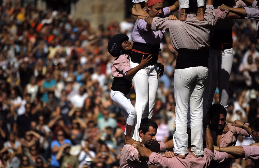 Các đội chơi sẽ phải tìm cách xây được tháp người cao nhất để có thể giành được chiến thắng.