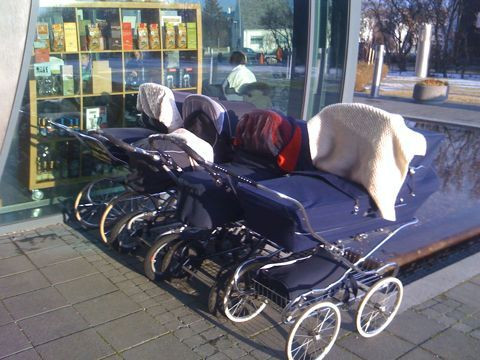 Xe nôi em bé ở đây được xếp đầy ngoài các cửa hiệu cứ như xe máy ở Việt Nam vậy. Ảnh: Hungger.