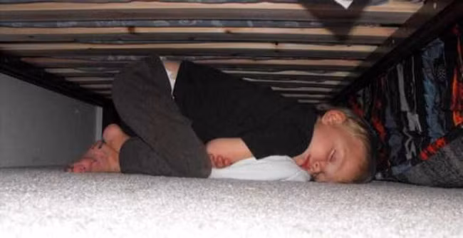 Cậu bé này lại thích chui xuống gầm giường và có một tư thế ngủ khó đỡ.