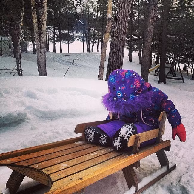 Hình ảnh các bé ngủ mọi lúc mọi nơi thường là do các bé quá ham chơi đến mức... ngủ gật.