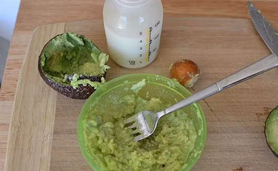 Bơ: Thực phẩm kết hợp với sữa bột đơn giản nhất là trái bơ. Các mẹ chỉ cần gọt vỏ, nghiền nhuyễn phần thịt của trái bơ sau đó trộn với sữa là có thể cho bé dùng ngay được rồi.