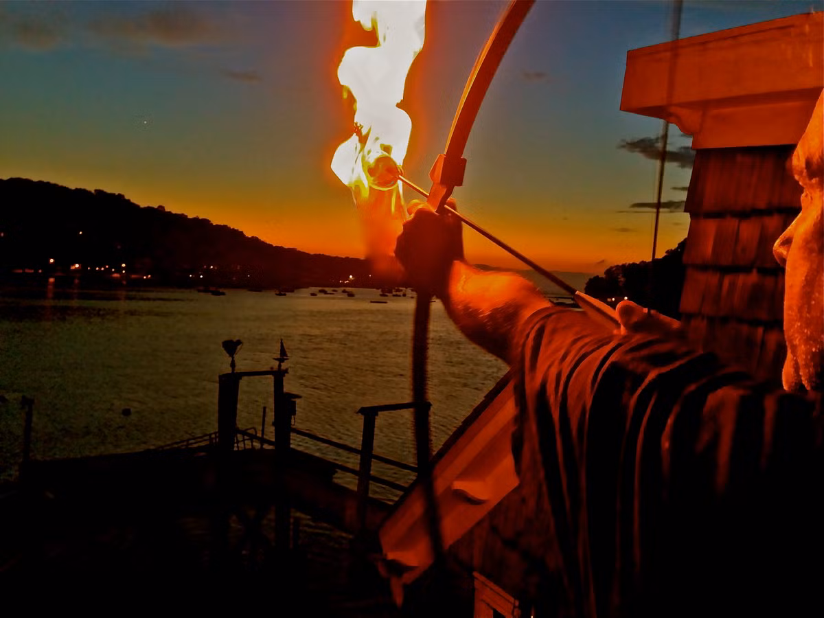 Sau khi thả trôi con thuyền ra xa bờ và bài "văn tế" được kết thúc thì một hoặc nhiều cung thủ sẽ bắn những mũi tên tẩm lửa về hướng chiếc thuyền đang trôi.