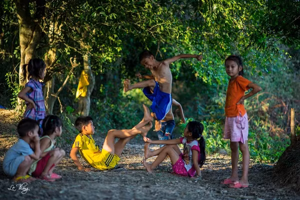 Hay đơn giản chỉ là đứng nhìn các bạn khác chơi vì bản thân bé thấy trò này... lạ hoắc. Ảnh: Lethuy.