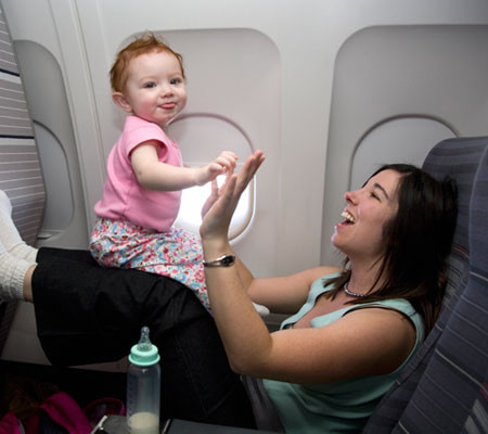 Các vị phụ huynh chú ý tuyệt đối không nên chơi đùa như thế này với các bé trên máy bay vì khi đi vào vùng nhiễu động rất có thể máy bay sẽ rung, lắc dữ dội khiến các bé bị ngã. Ảnh: People.