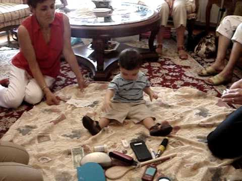 Ngày nay, tục lệ này vẫn còn được gìn giữ và phát huy nhưng tất nhiên nó chỉ còn mang mục đích mua vui là chính. Ảnh: Buzzfeed.