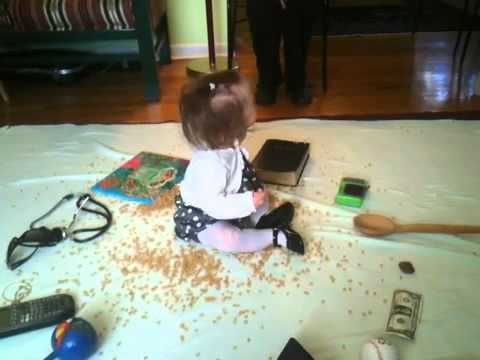 Nếu như bé cầm vào tờ tiền thì sau này bé sẽ trở thành một nhân viên ngân hàng hoặc một người kinh doanh, chọn dao kéo sẽ thành bác sĩ, chọn cờ lê sẽ thành thợ máy, bút lông sẽ thành họa sĩ... Ảnh: YouTube.