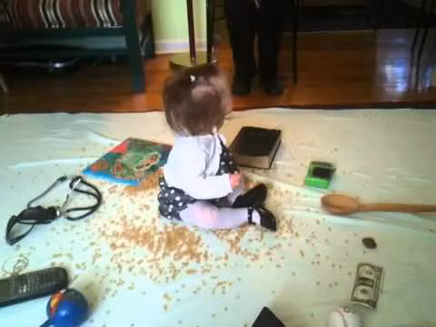 Nếu như bé cầm vào tờ tiền thì sau này bé sẽ trở thành một nhân viên ngân hàng hoặc một người kinh doanh, chọn dao kéo sẽ thành bác sĩ, chọn cờ lê sẽ thành thợ máy, bút lông sẽ thành họa sĩ... Ảnh: YouTube.