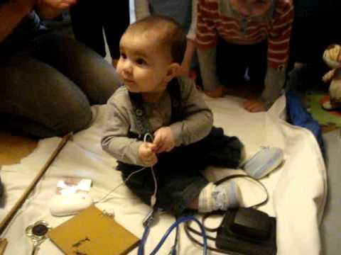 Theo truyền thống của người Armenia, tất cả mọi em nhỏ đều sẽ phải trải qua "thủ tục" này khi mọc chiếc răng đầu tiên. Ảnh: Danienfeil.