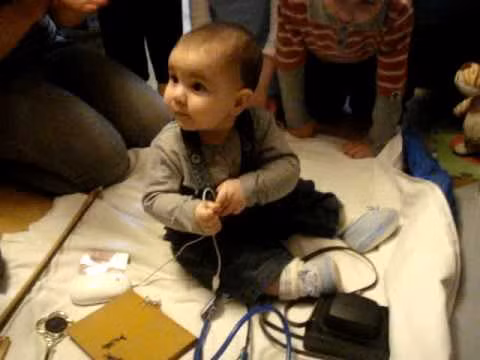 Theo truyền thống của người Armenia, tất cả mọi em nhỏ đều sẽ phải trải qua "thủ tục" này khi mọc chiếc răng đầu tiên. Ảnh: Danienfeil.