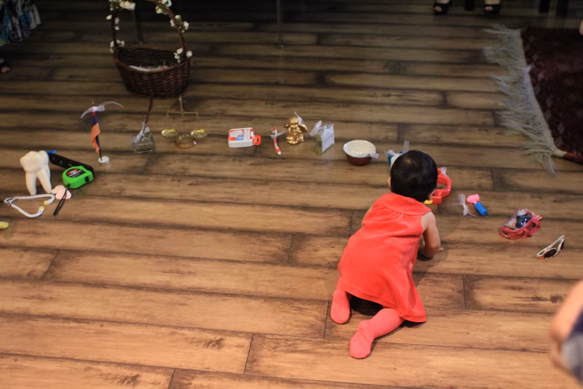 Những em bé sơ sinh người Armenia khi mọc chiếc răng đầu tiên sẽ phải trải qua một nghi thức truyền thống. Ảnh: YouTube.