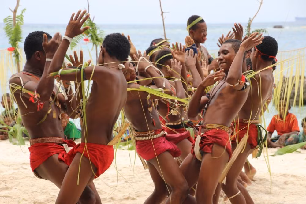 Mặc dù đây là một hành vi vi phạm luật pháp quốc tế nghiêm trọng nhất là các quyền trẻ em nhưng chính phủ Papua Guinea cho rằng đây là một nét văn hóa của tộc này và điều đó xứng đáng được bảo tồn giống như những điệu nhảy và những bài hát truyền thống của họ.