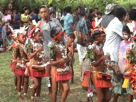 Mặc dù giờ đây hòn đảo Trobriand đã trở thành một điểm du lịch rất ăn khách nhưng những người thổ dân ở đây vẫn giữ truyền thống riêng của mình, một trong số đó là không mặc quần áo mà chỉ đóng khố.