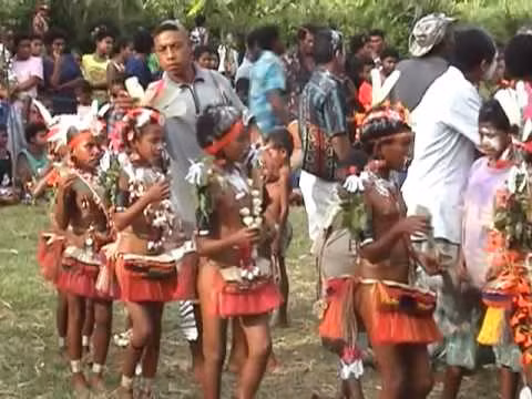 Mặc dù giờ đây hòn đảo Trobriand đã trở thành một điểm du lịch rất ăn khách nhưng những người thổ dân ở đây vẫn giữ truyền thống riêng của mình, một trong số đó là không mặc quần áo mà chỉ đóng khố.