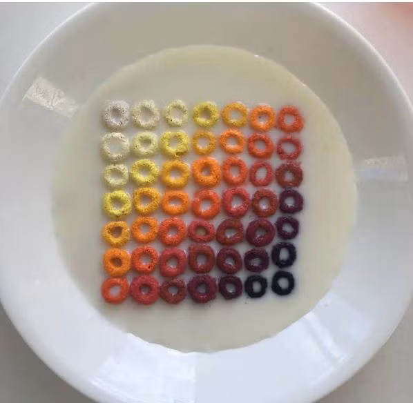 Những hạt ngũ cốc được sắp xếp kỳ công trên một bát sữa. Ảnh: 9gag.