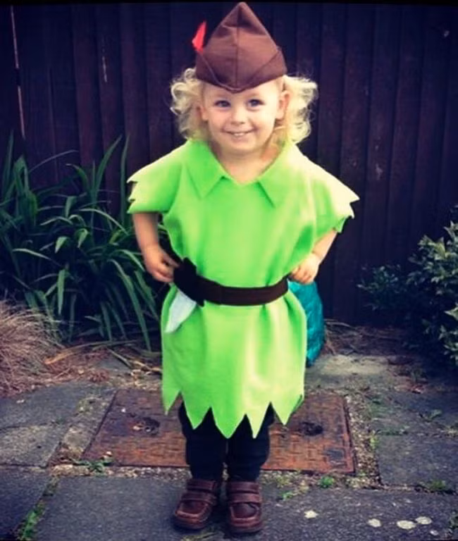 Peter Pan trong thân hình bé nhỏ với bộ trang phục tông xuyệt tông. Ảnh: Brightside.