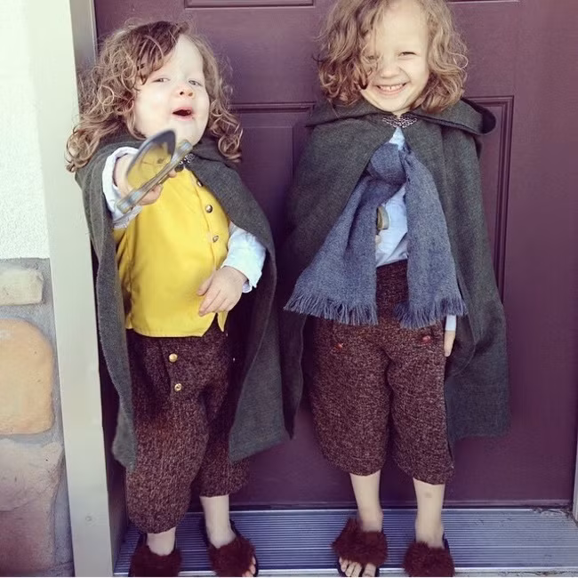 Hai cô bé đáng yêu này cải trang thành những người lùn trong bộ phim "The Hobbit". Ảnh: Brightside.