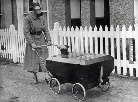 Chiếc nôi em bé được bọc kín có tác dụng lọc khí trong trường hợp bị tấn công bằng vũ khí hóa học. Ảnh: Fbww1.