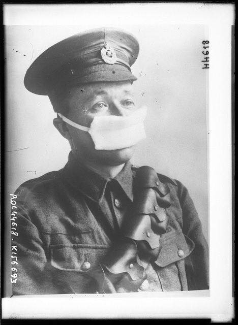 Một người lính với mẫu mặt nạ phòng độc sơ khai nhất chỉ là một mảnh vải bông. Trong trường hợp bị tấn công bằng vũ khí hóa học, những người lính này sẽ phải đi tiểu vào mảnh vải sau đó dùng để che mũi và miệng. Chất amoniac có trong nước tiểu có tác dụng dung hòa, làm giảm bớt độ độc hại của các loại vũ khí hóa học. Ảnh: Fbww1.