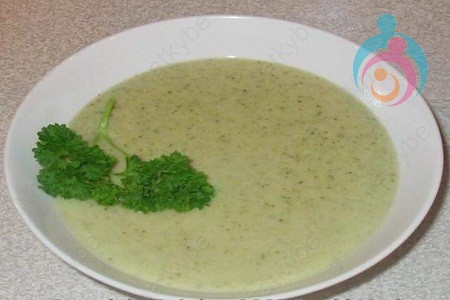 Bột thịt gà bí xanh nấm: Cách làm rất đơn giản, bạn chỉ cần cắt nhỏ bí xanh và nấm, xé phay gà sau khi đã luộc chín và cho vào máy xay nhuyễn. Món ăn này rất bổ dưỡng cho các bé vì chỉ tính riêng trong bí xanh đã có đầy đủ các vitamin thiết yếu như A, B, C, E, K.