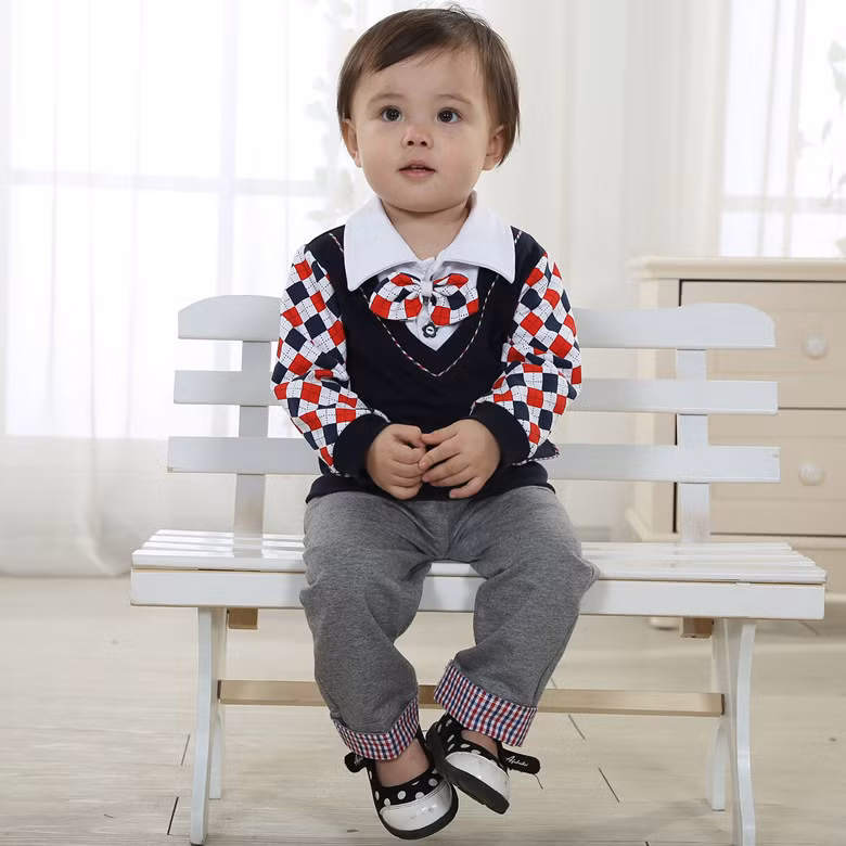 Chọn đồ cho bé trai đơn giản cho các bé gái rất nhiều nhưng xét về độ "điệu" và phong cách thì hoàn toàn không hề thua kém.