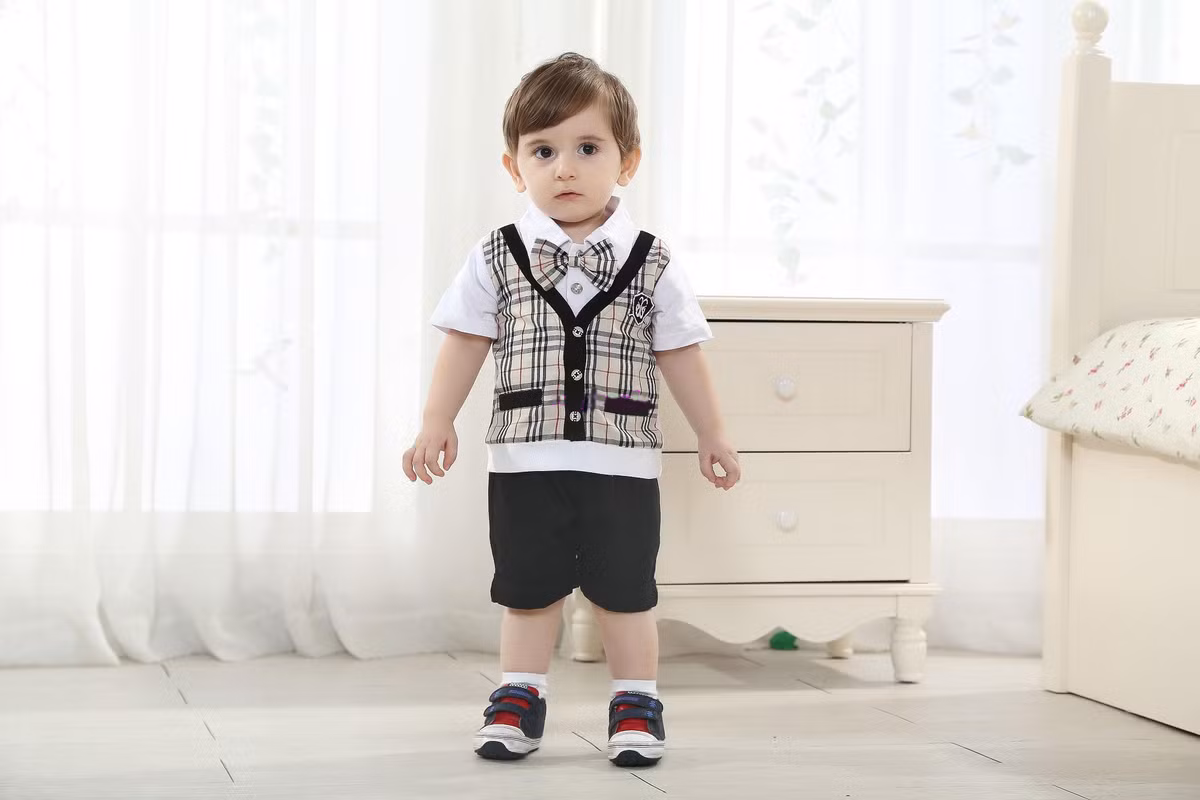 Các mẹ nên chú ý chọn quần áo cho bé trai rộng rãi và thoải mái để bé tha hồ nô đùa trong ngày này. Nếu bé nóng quá có thể cởi áo gi-lê ra dễ dàng.