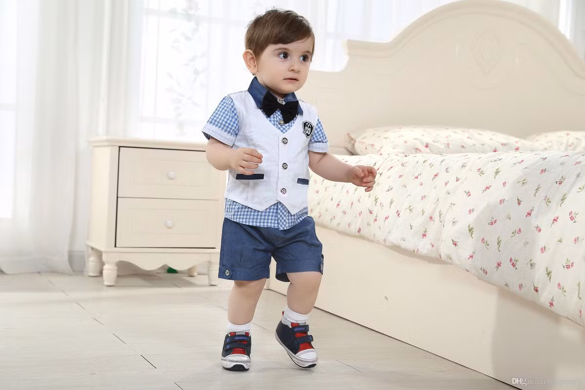  Cách mặc đẹp cho bé trai trong ngày sinh nhật của bé đơn giản nhất là những bộ đồ "tông xuyệt tông" như thế này kèm theo một chiếc áo gi-lê và nơ để thêm phần lịch sự cho bé.